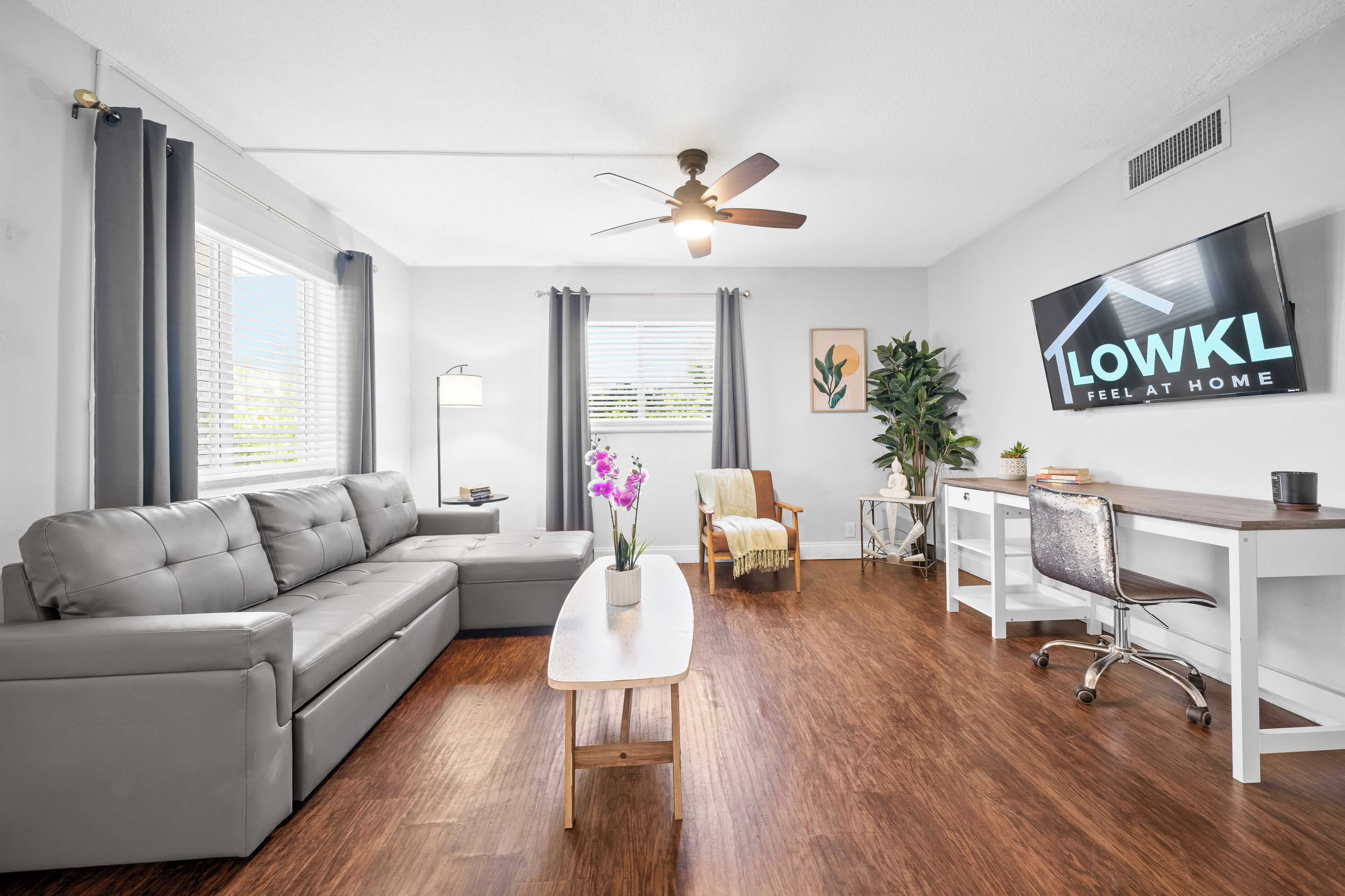 디럭스 아파트 | 거실 | LCD TV, 넷플릭스, 훌루, 스트리밍 서비스