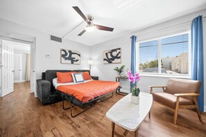 Leilighet – deluxe | Oppholdsrom | LCD-TV, Netflix, Hulu og strømmetjenester