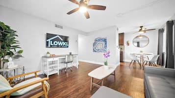 Deluxe 2-Bedroom Queen w/ Kitchen & Sofa Bed | Living area