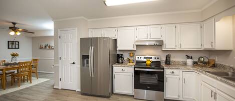 Refrigerador, horno, parrilla de estufa y lavavajillas