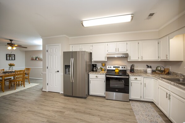 Fridge, oven, stovetop, dishwasher - 15 mins from the beach (Virginia Beach)