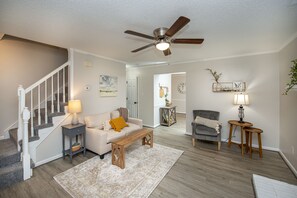 Unclassified image, 4 of 10, button - 15 mins from the beach (Virginia Beach)