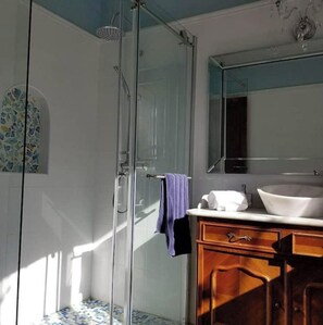 Dusche, Haartrockner, Handtücher, Seife