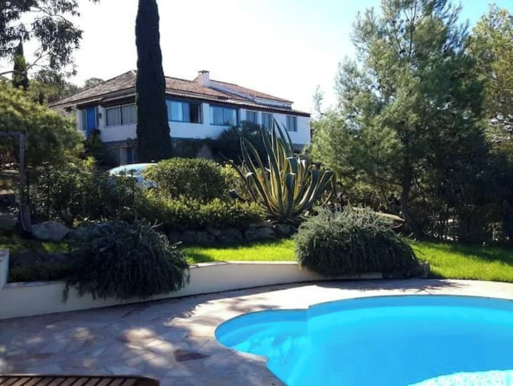 Una piscina al aire libre