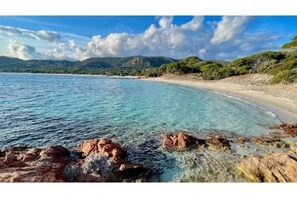 Playa en los alrededores y toallas de playa