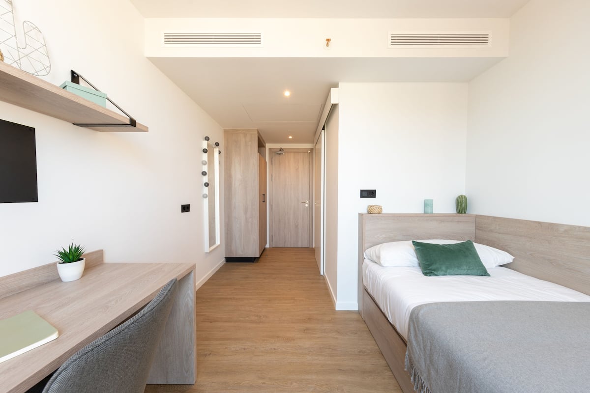 Down duvets, desk, laptop workspace, free WiFi