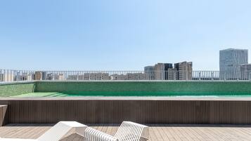 Una piscina al aire libre de temporada