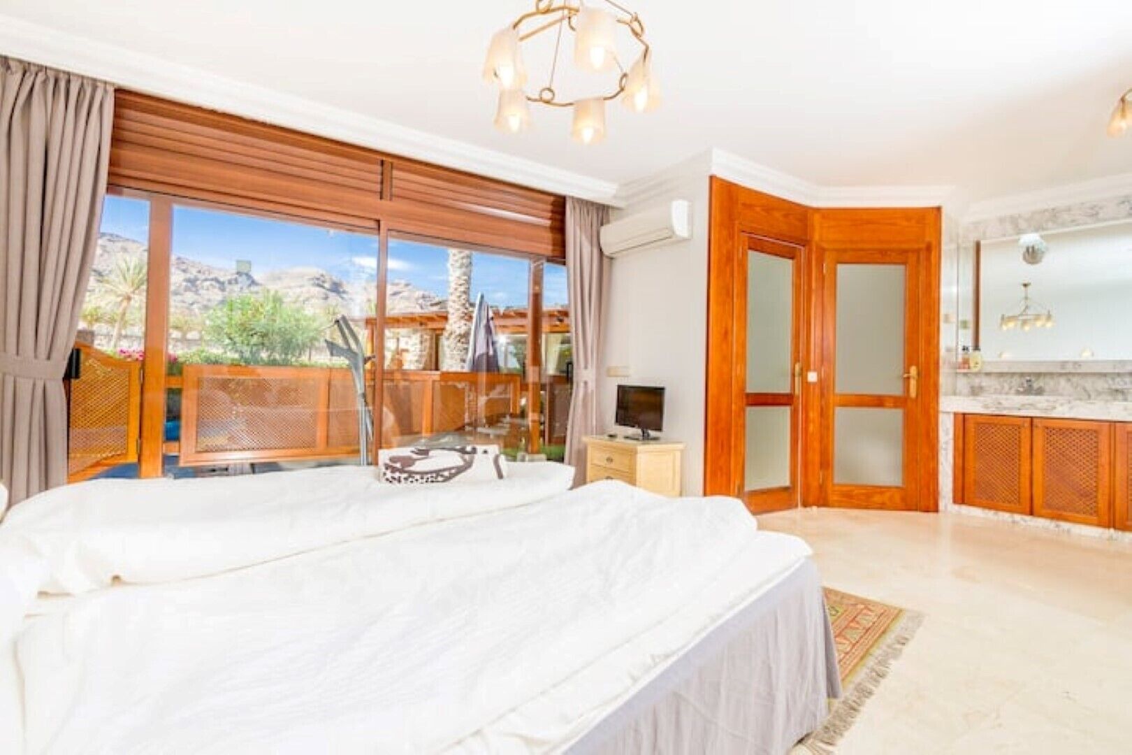 3 chambres, coffres-forts dans les chambres, fer et planche à repasser