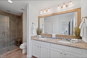 Combined shower/tub, towels