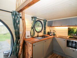 Geladeira, chaleira elétrica, talheres/pratos/utensílios de cozinha