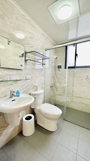 Elite Double Room | Bathroom - Hyatt Light B&B (Magong)