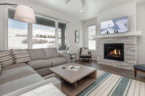 Televisión, chimenea y oficina 