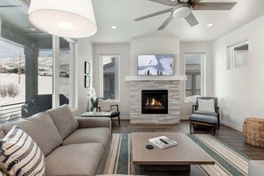 Una televisión, una chimenea, una oficina