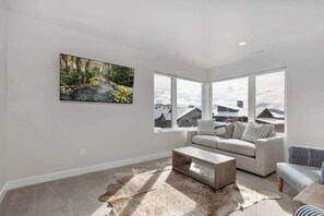 Una televisión, una chimenea, una oficina