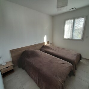 3 habitaciones, tabla de planchar con plancha, cuna de viaje y wifi