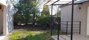 Property grounds - SYRAH Single-Story Villa in a Farming Village in the Gard, Between the Sea and the Cévennes, Air Conditioning, Parking Available (Combas)