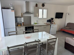 Interior - SYRAH Single-Story Villa in a Farming Village in the Gard, Between the Sea and the Cévennes, Air Conditioning, Parking Available (Combas)
