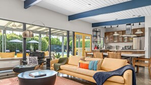 Una sala moderna con un sofá, una mesa de centro y vistas al exterior.