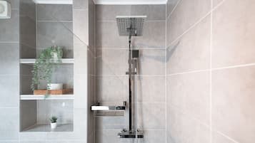 Appartamento | Bagno | Doccia, set di cortesia gratuito, asciugacapelli, asciugamani