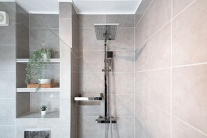 Apartamento | Baño | Ducha, artículos de higiene personal gratuitos y secador de pelo