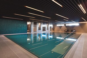 Una piscina techada, guardavidas en la propiedad
