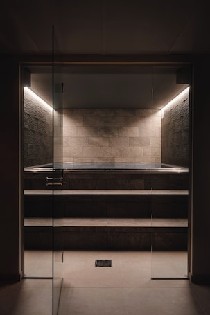 Hot tub, steam room. Enter St. Elisabeth Suites