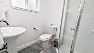 Toallas, shampoo, papel higiénico