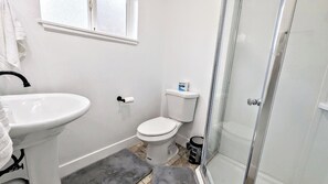 Toallas, shampoo, papel higiénico