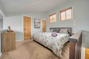 3 soverom, strykejern/-brett, reiseseng for barn og wi-fi (inkludert)