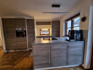 Frigorifero, microonde, forno, piano cottura
