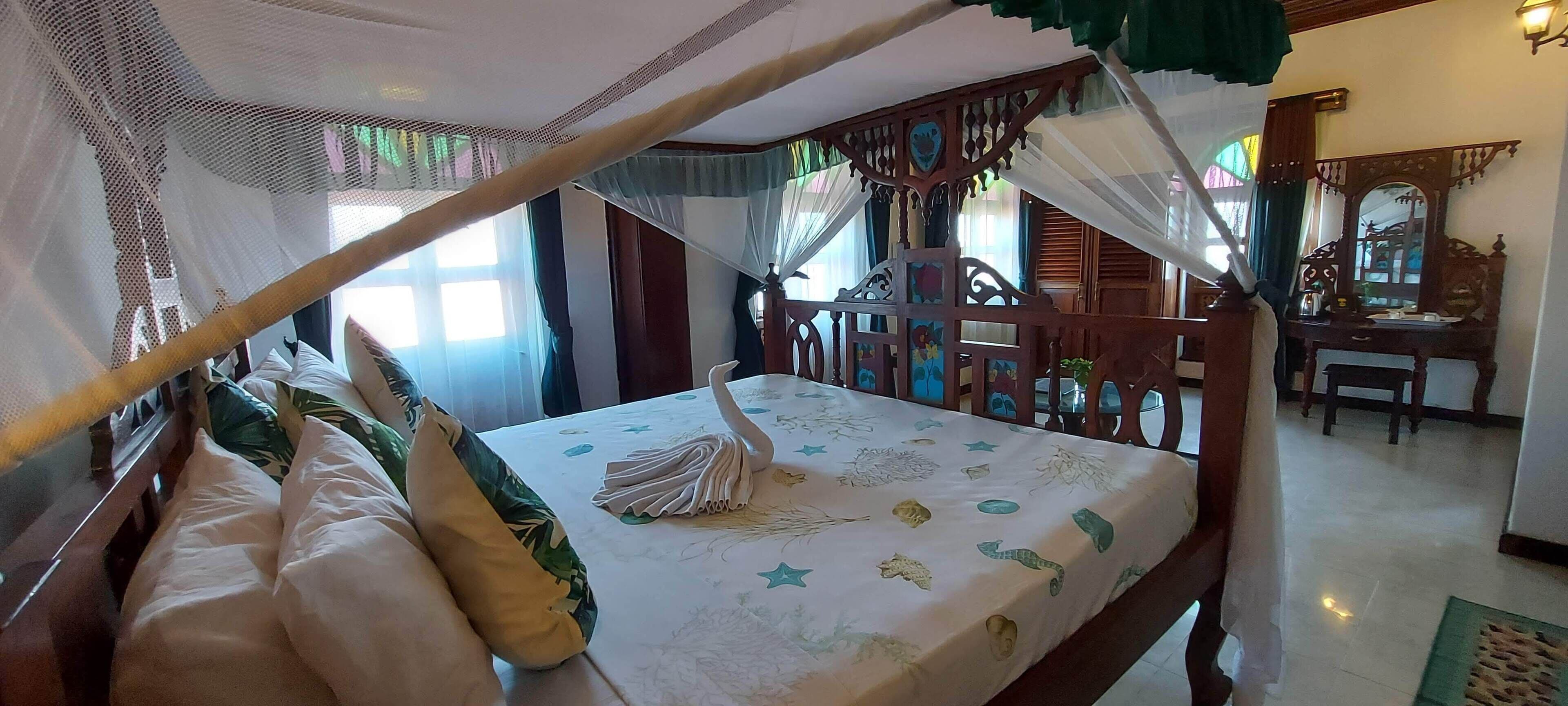 Quarto casal ou duplo superior | Frigobar, cofres nos quartos, escrivaninha