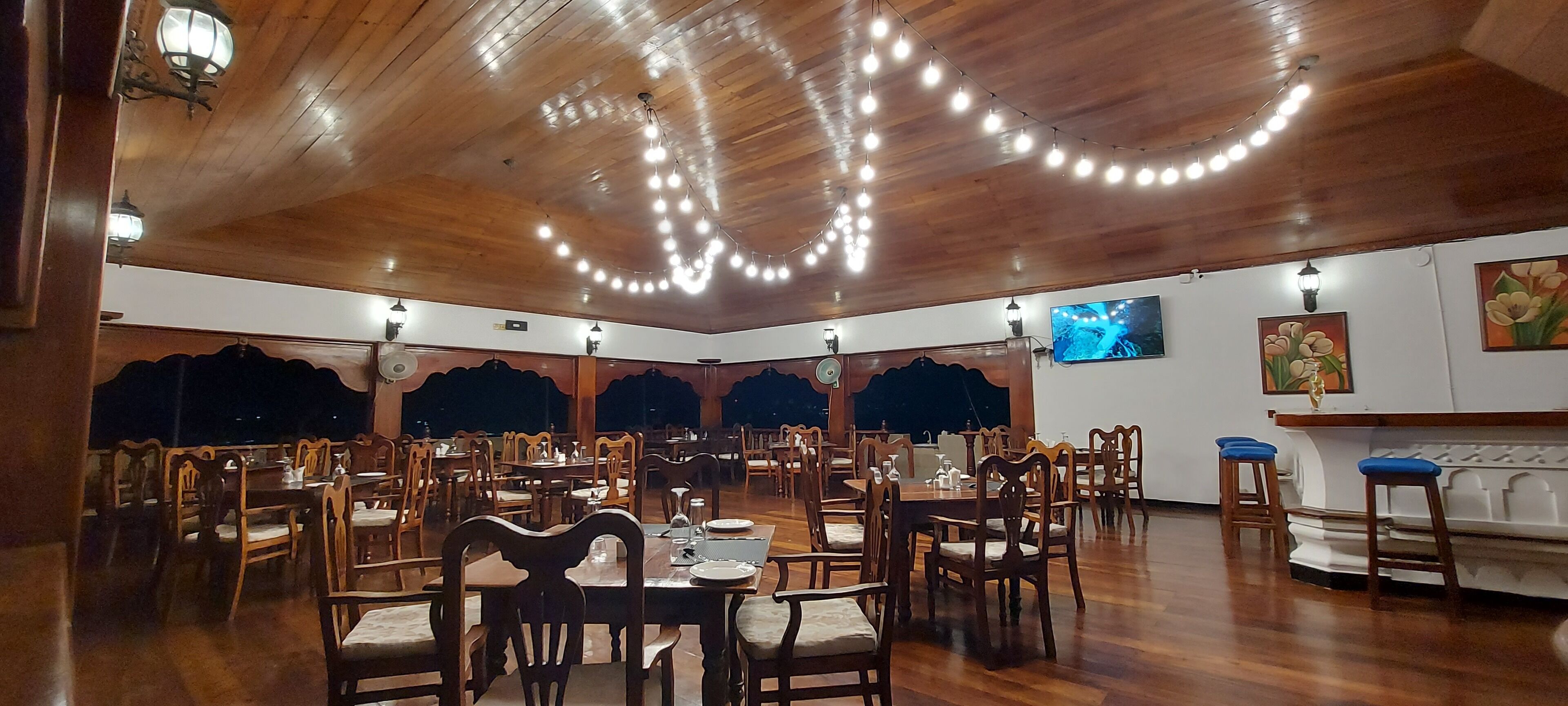 Petit déjeuner, déjeuner et dîner servis sur place