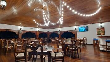 Petit déjeuner, déjeuner et dßner servis sur place