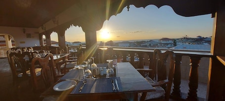 供应早餐、午餐和晚餐