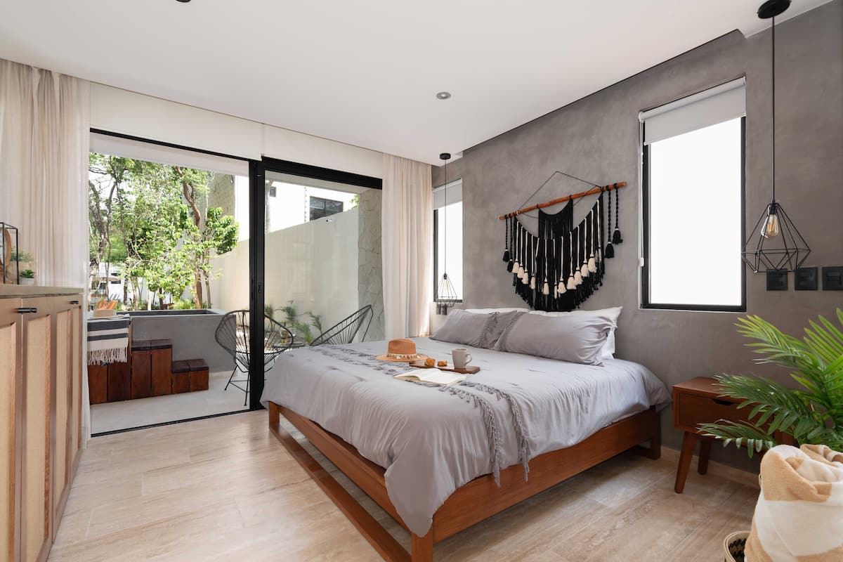 King Suite with Plunge Pool | 1 bedroom, laptop workspace, iron/ironing board, free WiFi