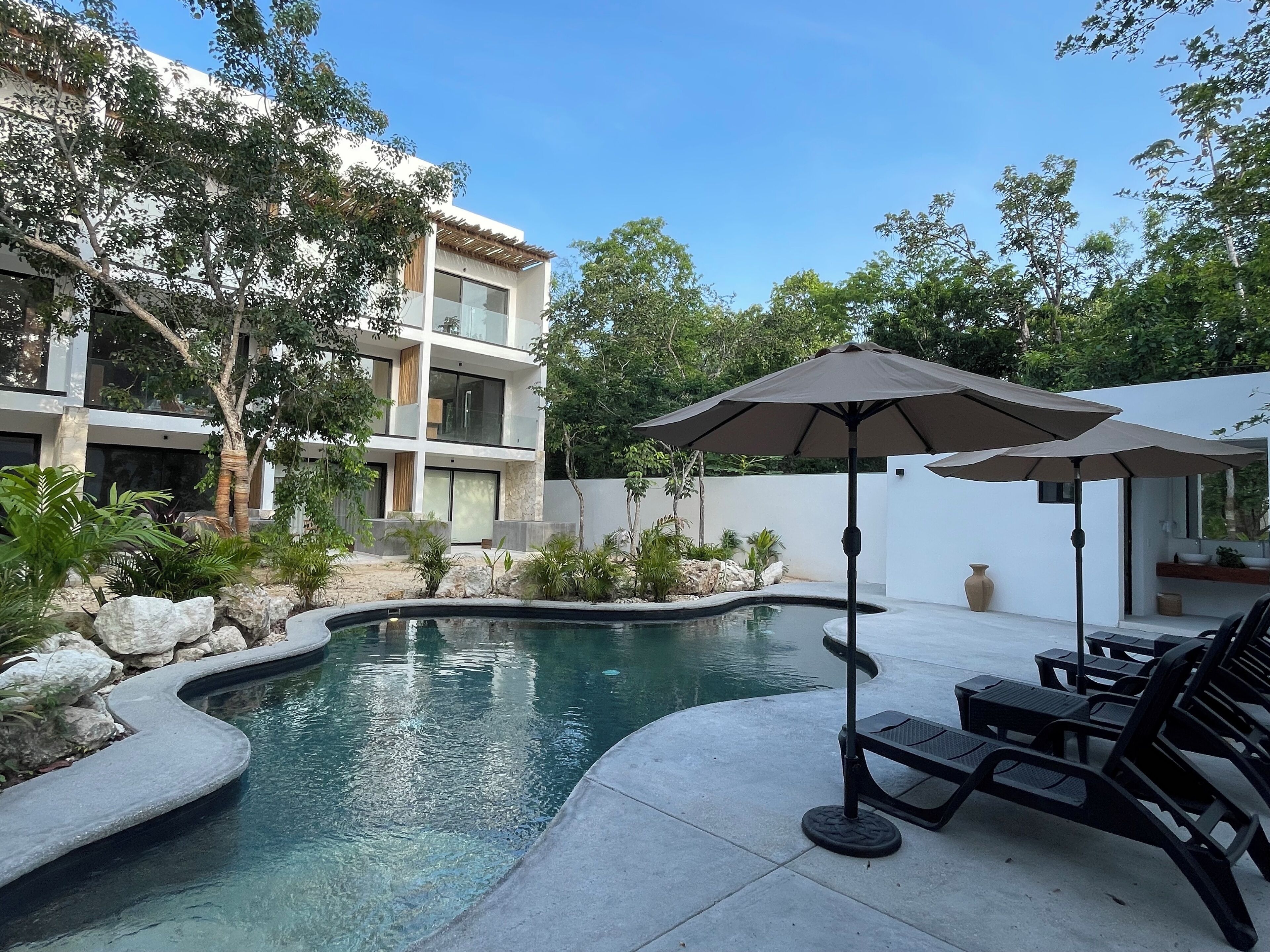 2 outdoor pools, free cabanas, pool umbrellas