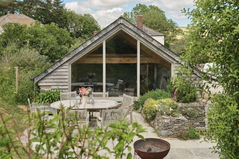 Spacious Barn Conversion with Wood Fired Hot Tub
