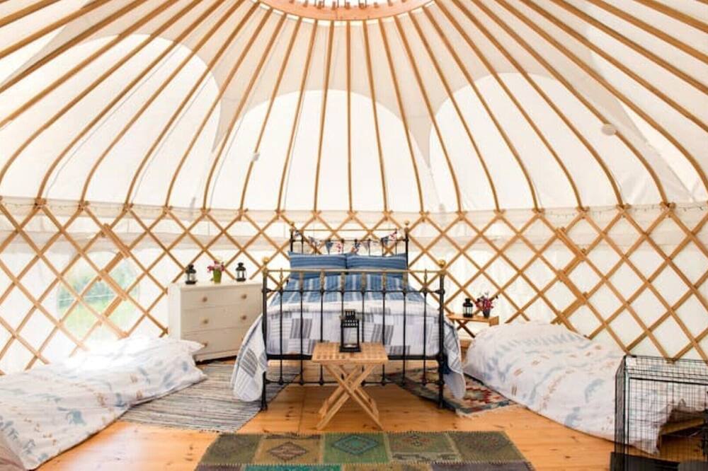 Stunning Yurt 'Pencarrow' with hot tub close to hidden coves