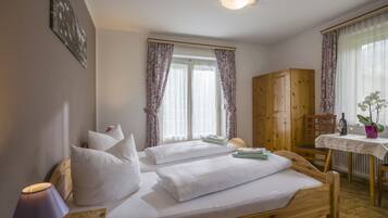 9 Schlafzimmer, Reisekinderbett, kostenloses WLAN, Bettwäsche