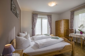 9 quartos, berço de viagem, Wi-Fi de cortesia, roupa de cama