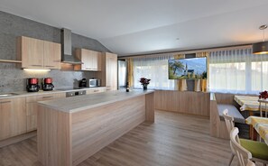 Geladeira, micro-ondas, cooktop, lava-louças