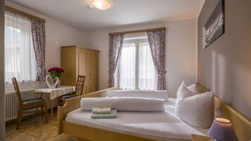 9 makuuhuonetta, vauvan matkasänky, ilmainen Wi-Fi, vuodevaatteet