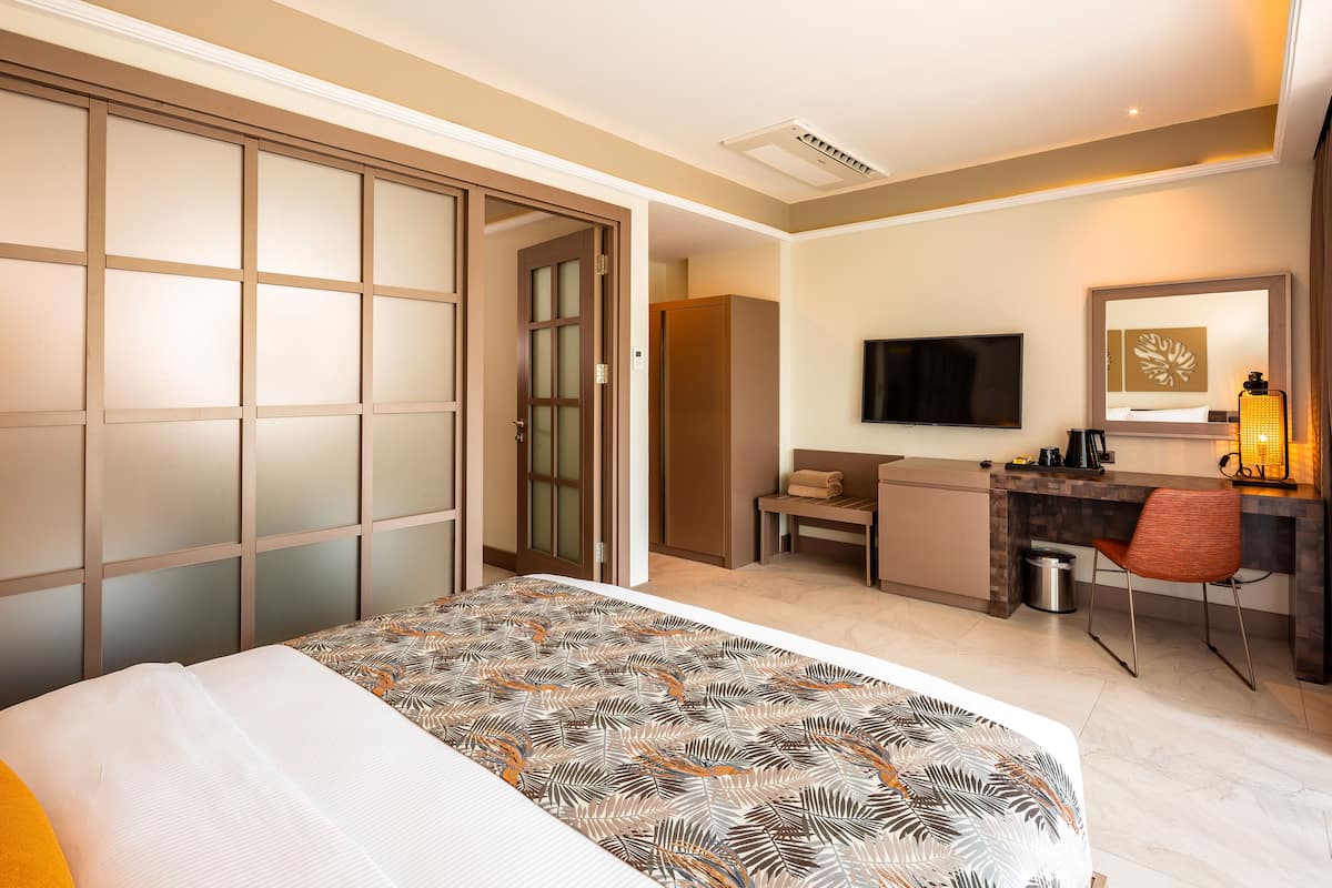 Family Room | 2 bedrooms, minibar, in-room safe, desk