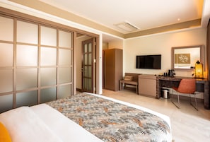 2 bedrooms, minibar, in-room safe, desk