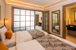 Quarto família, acesso à piscina | Frigobar, cofres nos quartos, escrivaninha