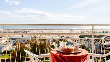 Chambre Quadruple Supérieure, balcon, vue mer | Restauration extérieure
