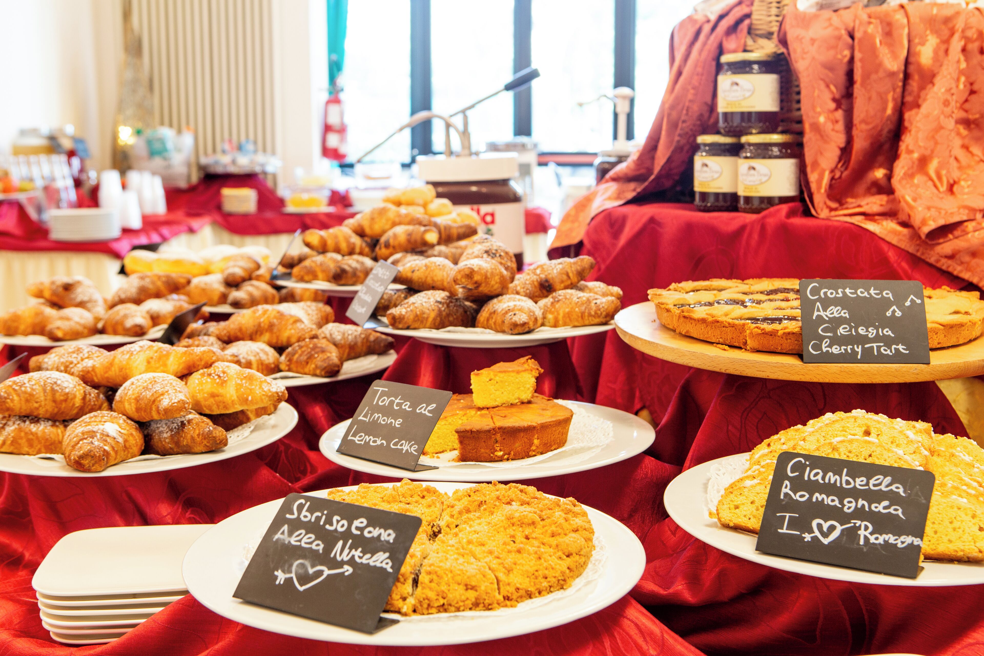 Eine Auswahl an Gebäck und Desserts auf einer Veranstaltung.