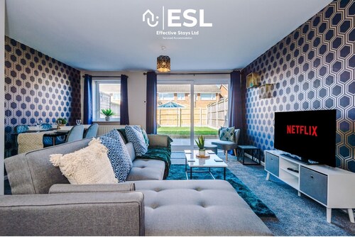 12SPWD - 3 Bedroom House with Garden & Parking