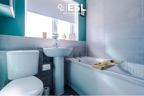 Kostenlose Toilettenartikel, Haartrockner, Handtücher