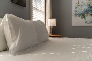 3 slaapkamers, een bureau, een strijkplank/strijkijzer, reisbedje
